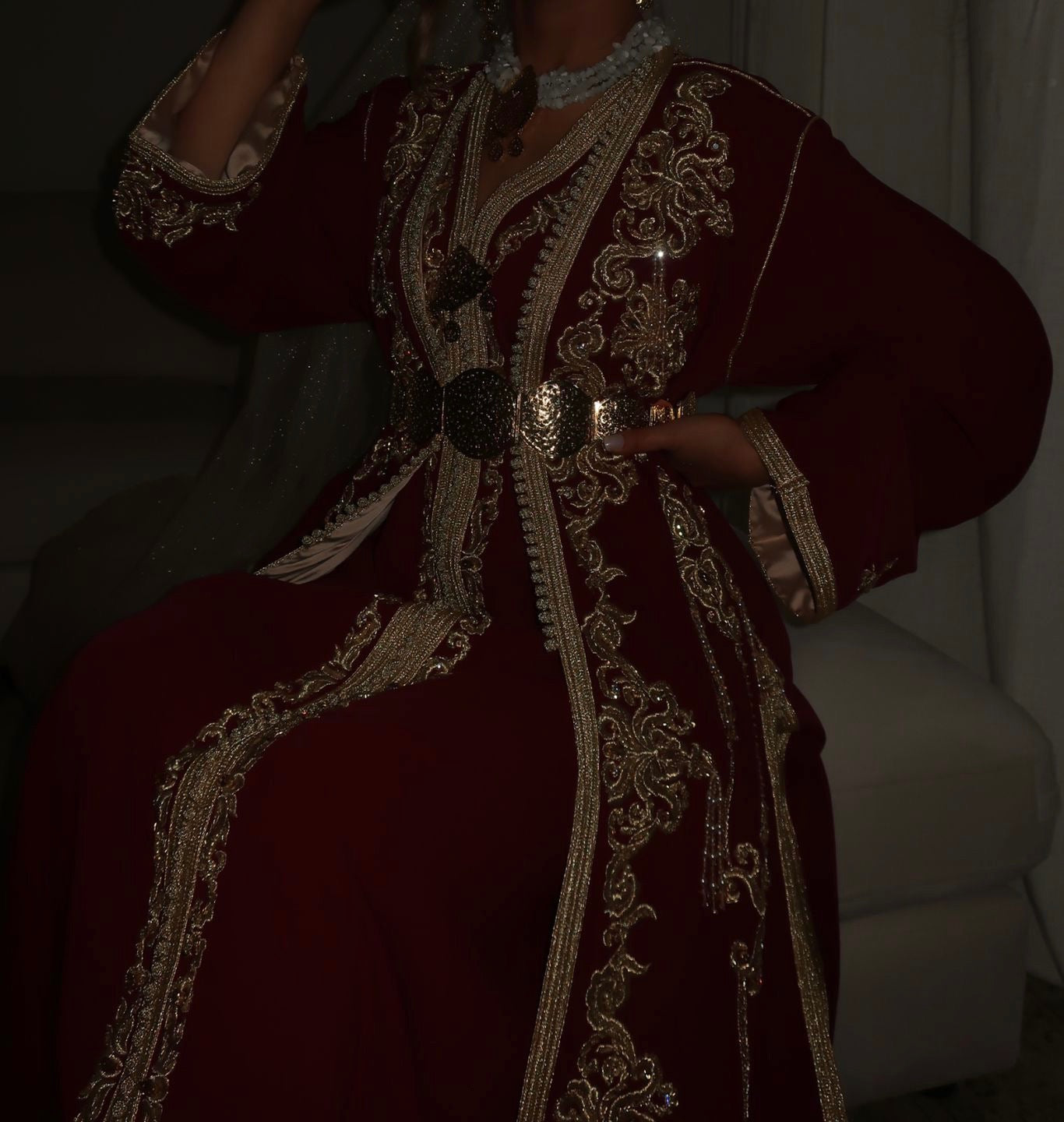 Takchita mariée rouge cerise avec traîne