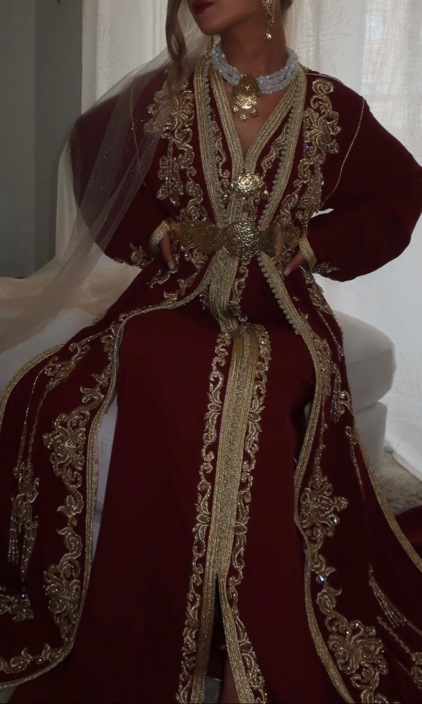 Takchita mariée rouge cerise avec traîne